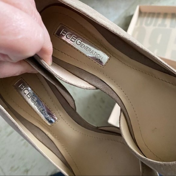 BCBG Pointed toe pump wedge suede heel size 4 - Picture 7 of 9